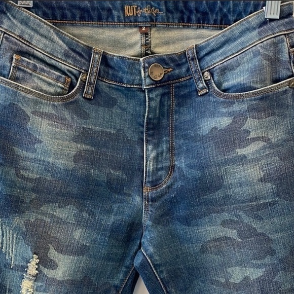 Sz2 Kut from the Kloth Blue Camo Raw Hem Cropped Denim NWOT Condition - Picture 2 of 10